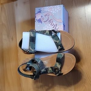 VERY G tina sandal in camo NEW in box gypsy jazz womens size 6 flat adjustable